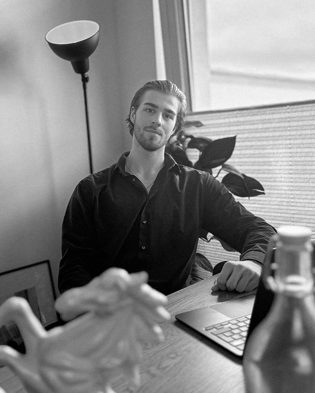 Hagen Schönborn, Webdesigner aus Elmshorn, an seinem Arbeitsplatz am Laptop